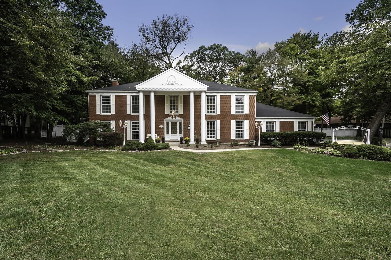 2 Applejack Rd., Rolling Meadows, IL 60008