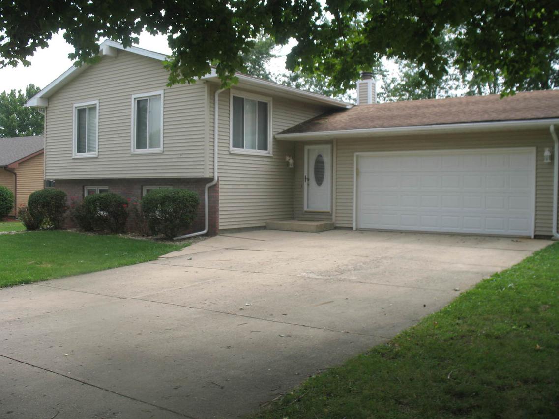 17 Holly Dr., Clinton, IL 61727