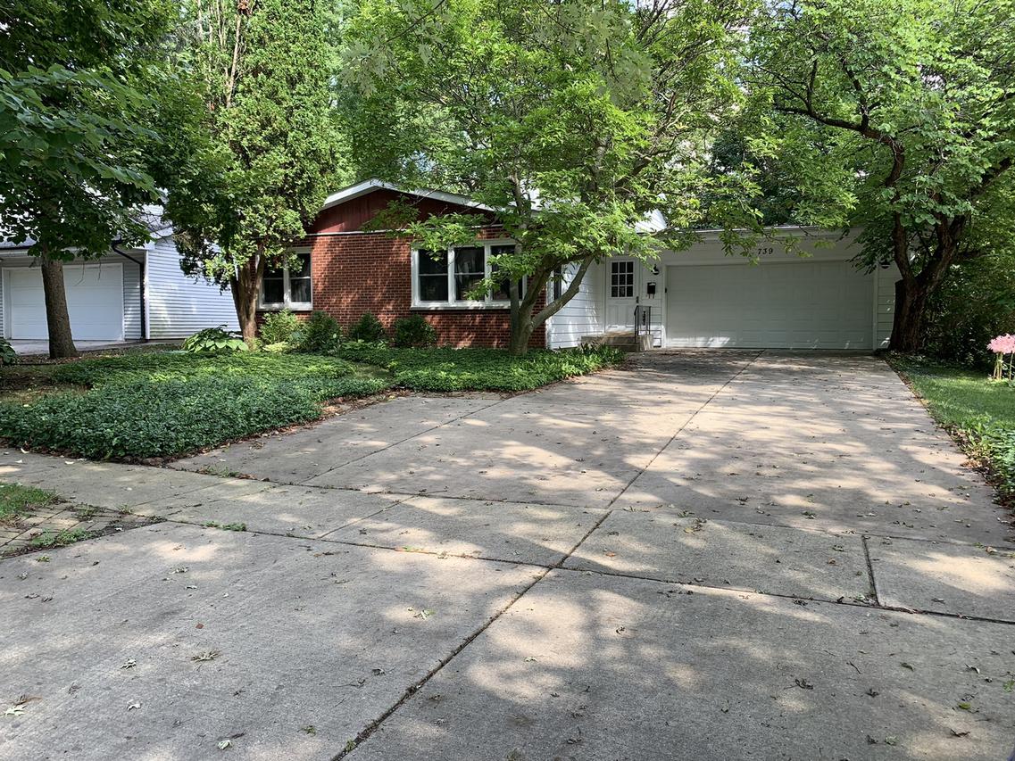 739 W Hillcrest Dr., Dekalb, IL 60115