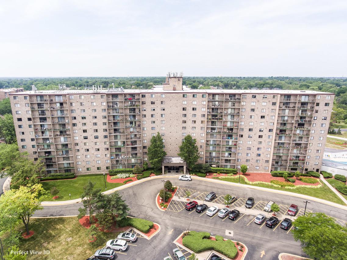 6340 Americana Dr. #705, Willowbrook, IL 60527