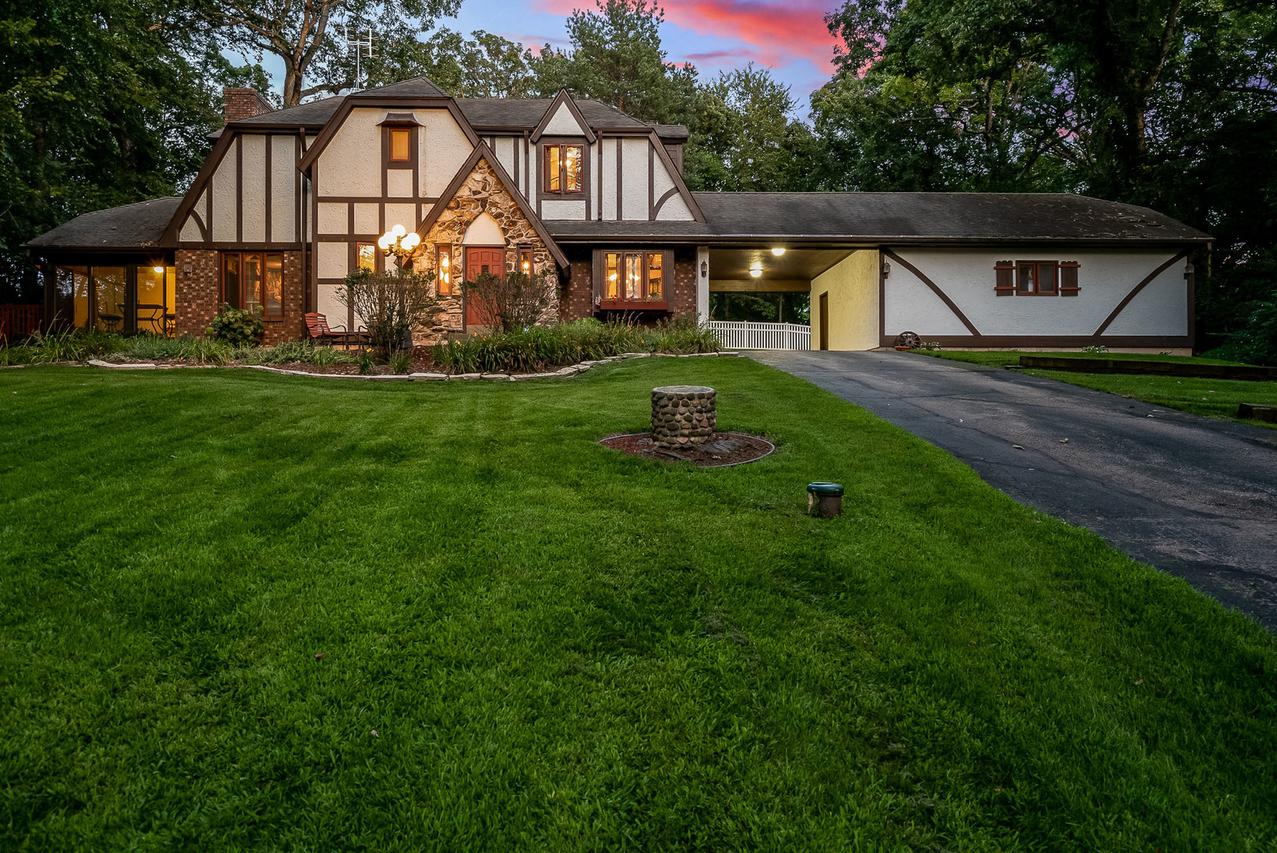 8155 Round Table Ln., Roscoe, IL 61073