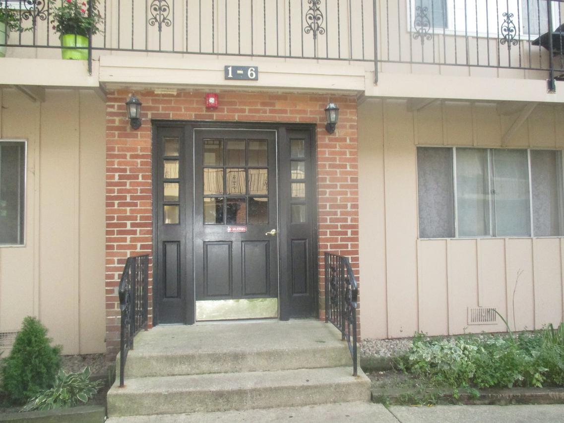 2300 Algonquin Rd. #5, Rolling Meadows, IL 60008