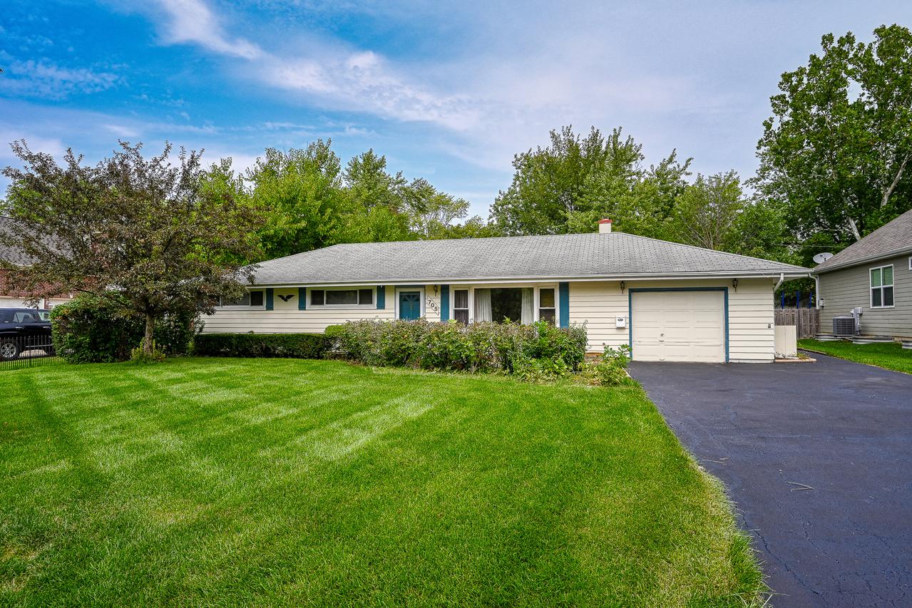 705 Parkway Dr., Wheaton, IL 60187