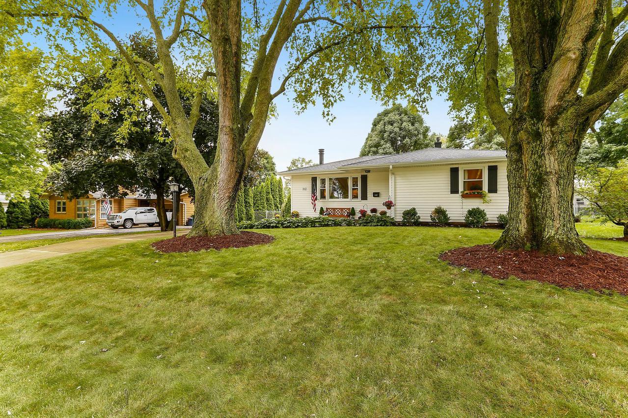 312 Hillside Pl., North Aurora, IL 60542