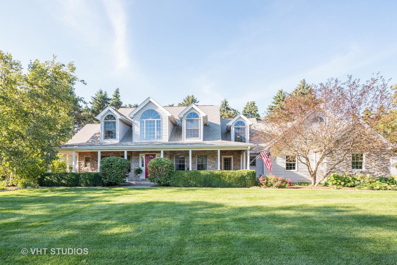 924 Acorn Dr., Sleepy Hollow, IL 60118
