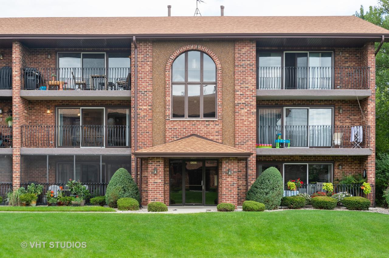 8202 Millstone Dr. #2B, Palos Hills, IL 60465