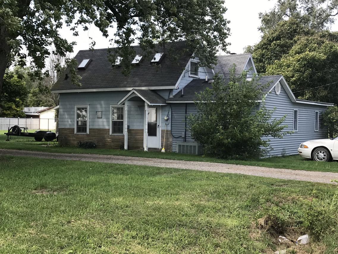 17 Chestnut St., Weldon, IL 61882