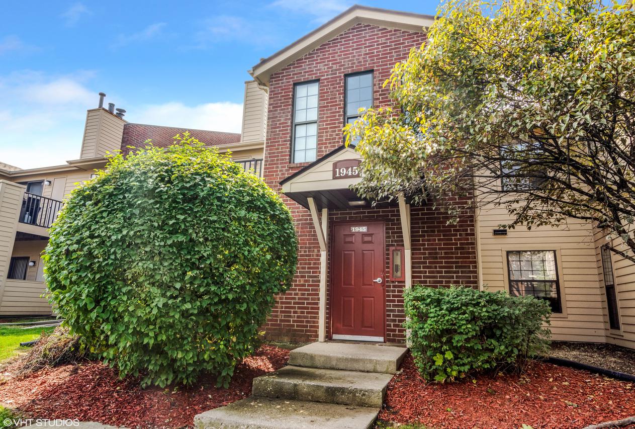 1945 N Hicks Rd. #208, Palatine, IL 60074