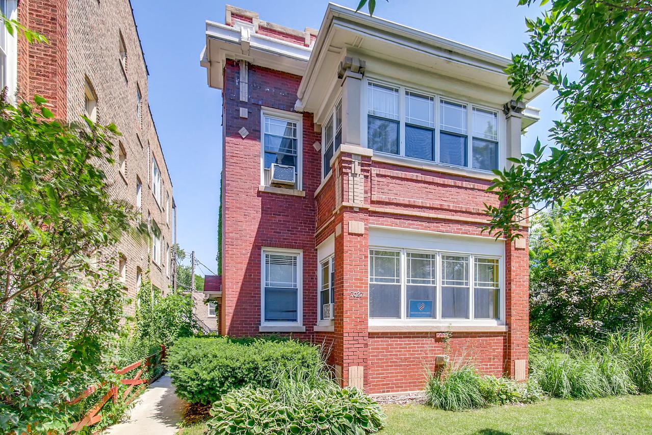 7027 N Ridge Blvd., Chicago, IL 60645