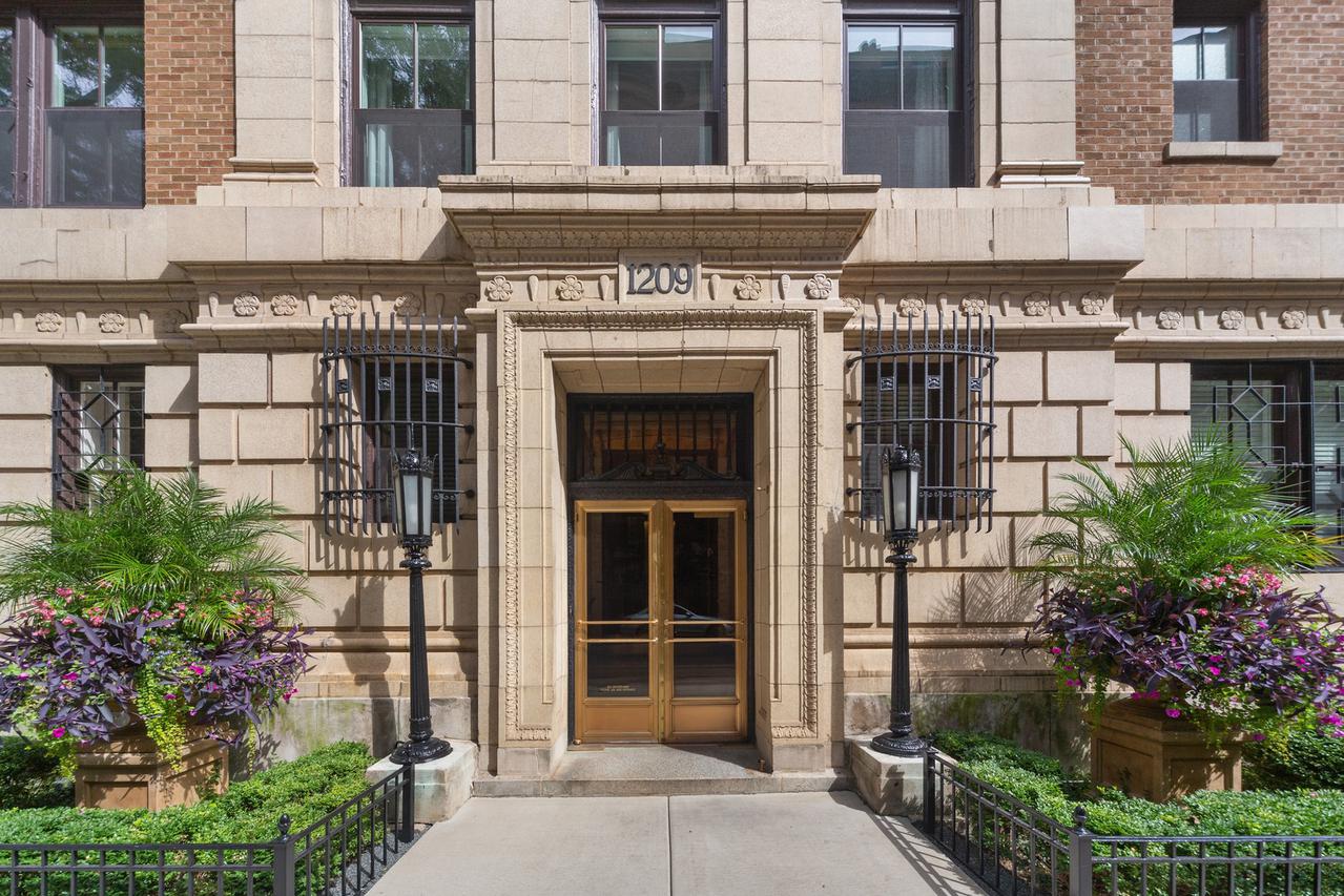1209 N Astor St. #7N, Chicago, IL 60610