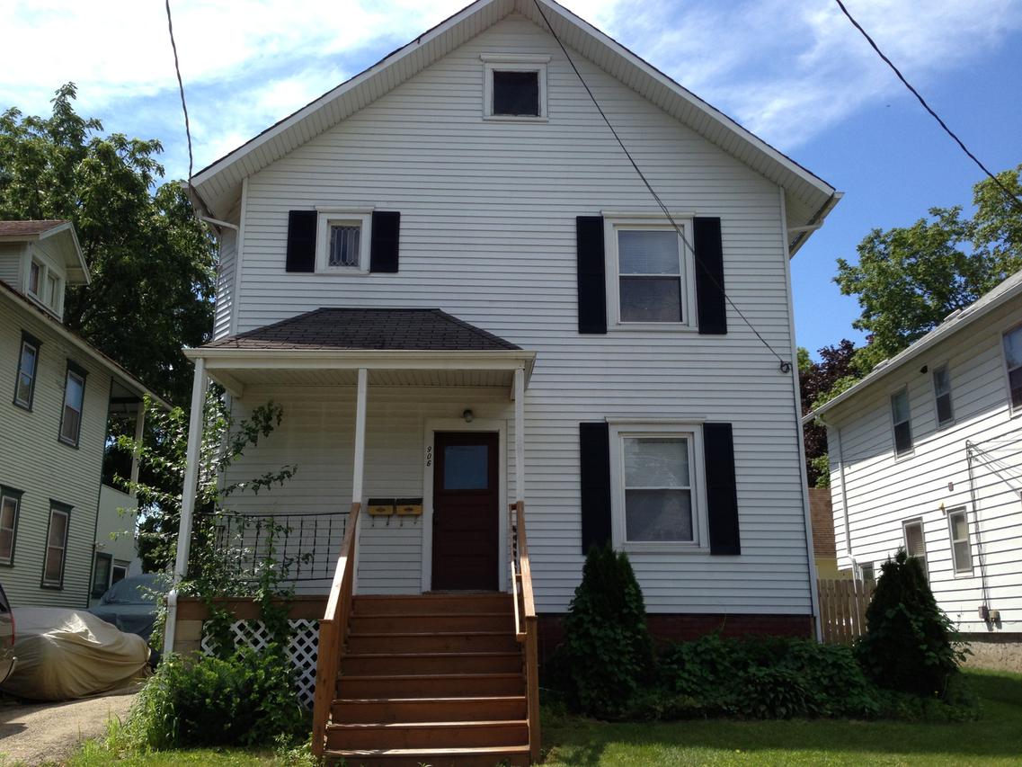 906 Pleasant St., Dekalb, IL 60115