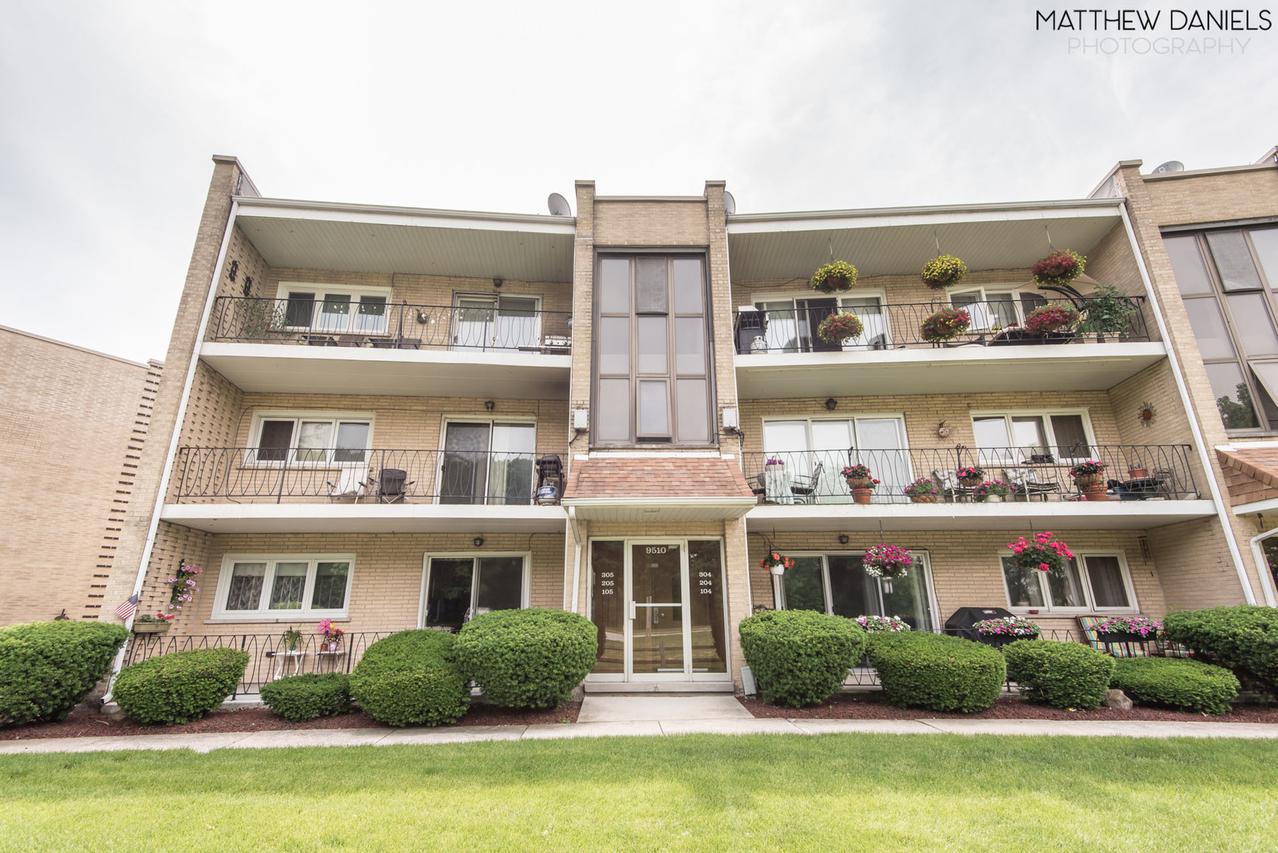 9510 S 86th Ave. #305, Hickory Hills, IL 60457