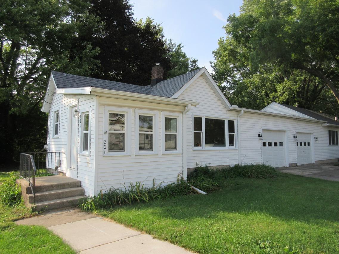 221-223 Ellen St., Sycamore, IL 60178