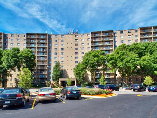 6340 Americana Dr. #402, Willowbrook, IL 60527