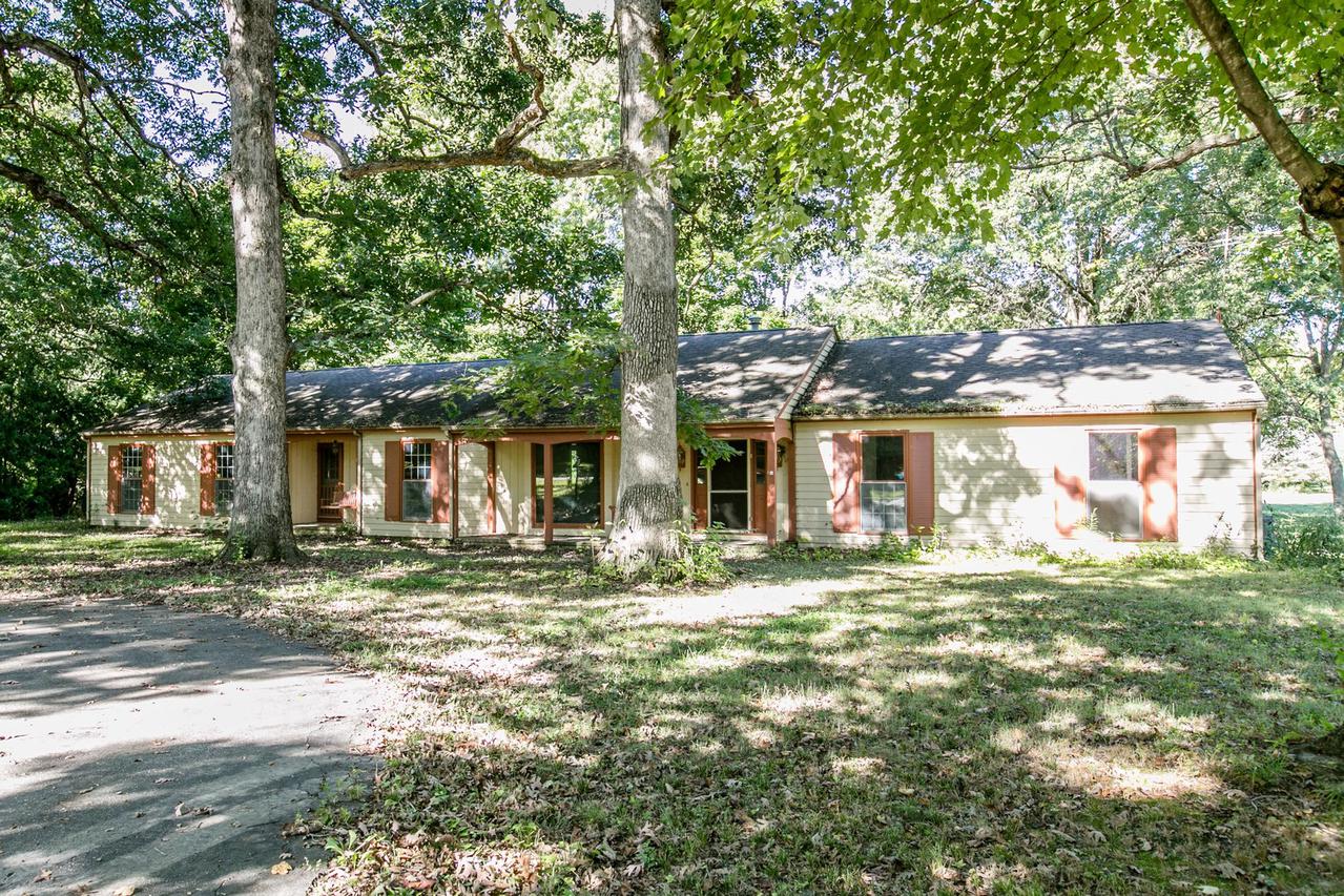 140 Oaktree Rd., Seymour, IL 61875