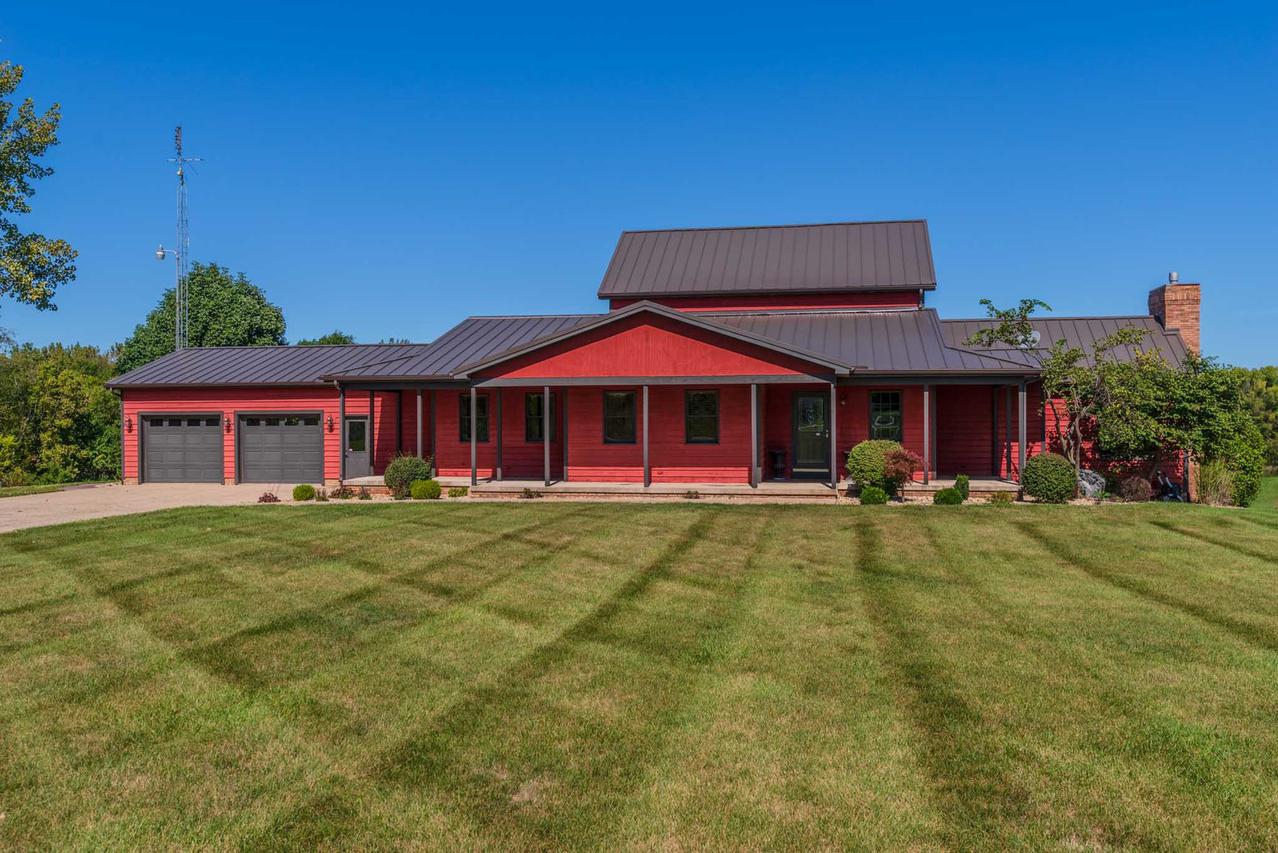8037 Lake Dr., Clinton, IL 61727