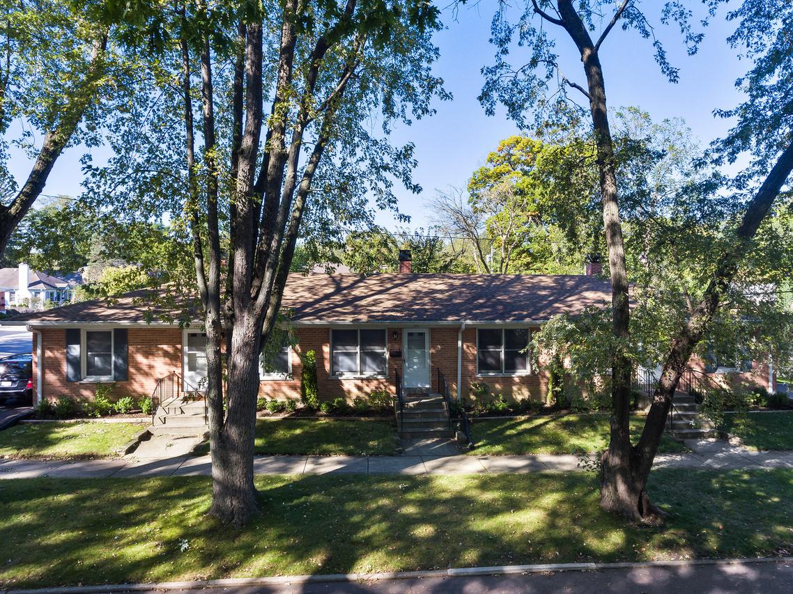 702 Oak Ave., Lake Bluff, IL 60044