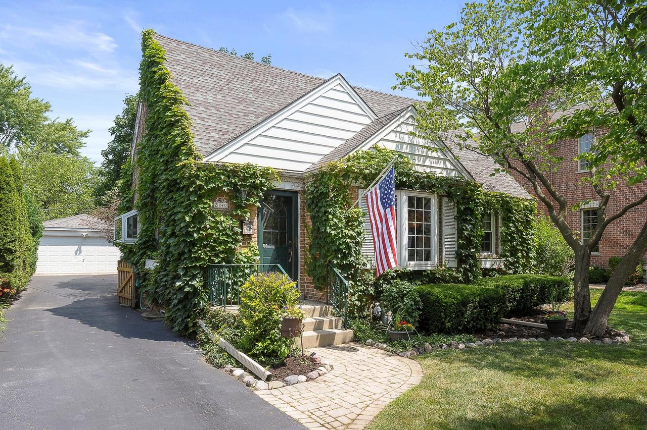 2140 Walnut Ct., Glenview, IL 60025