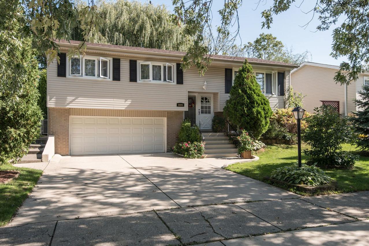 8805 Oakwood Dr., Hickory Hills, IL 60457