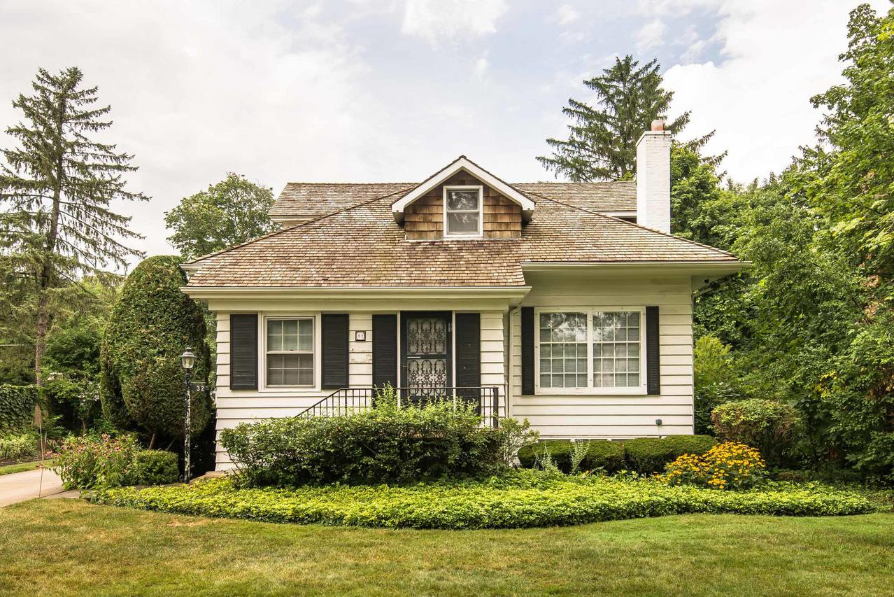 32 Briar Rd., Golf, IL 60029
