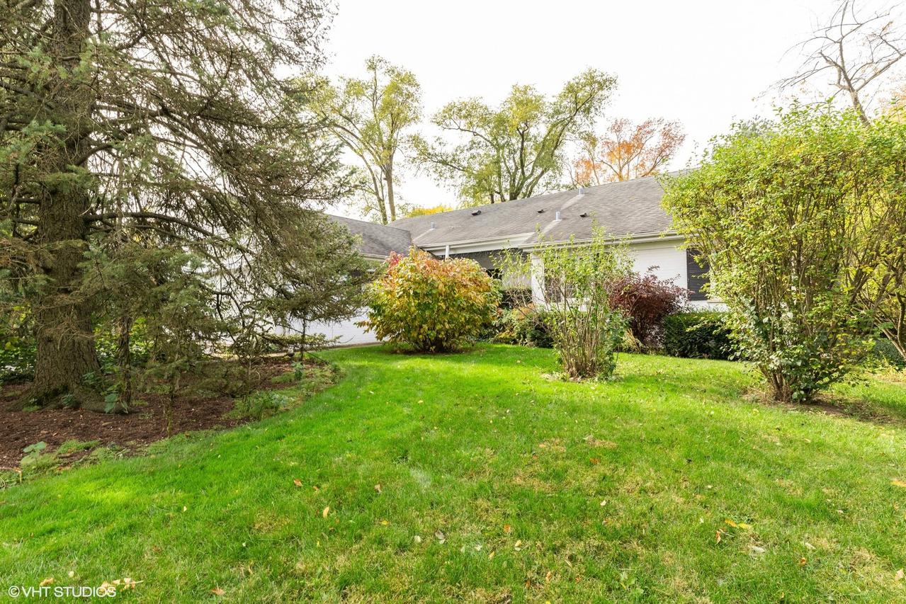 8 Orchard Ln., Golf, IL 60029