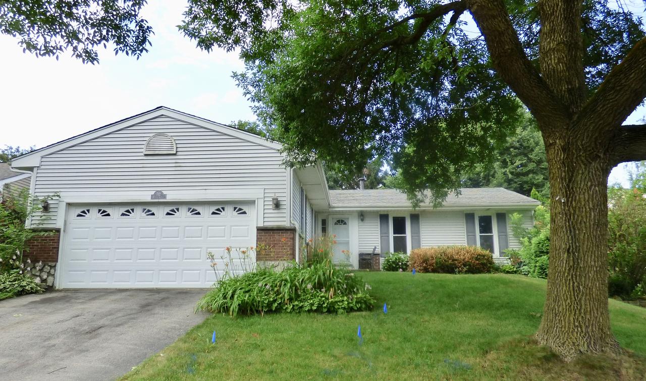 712 Buffalo Cir., Carol Stream, IL 60188