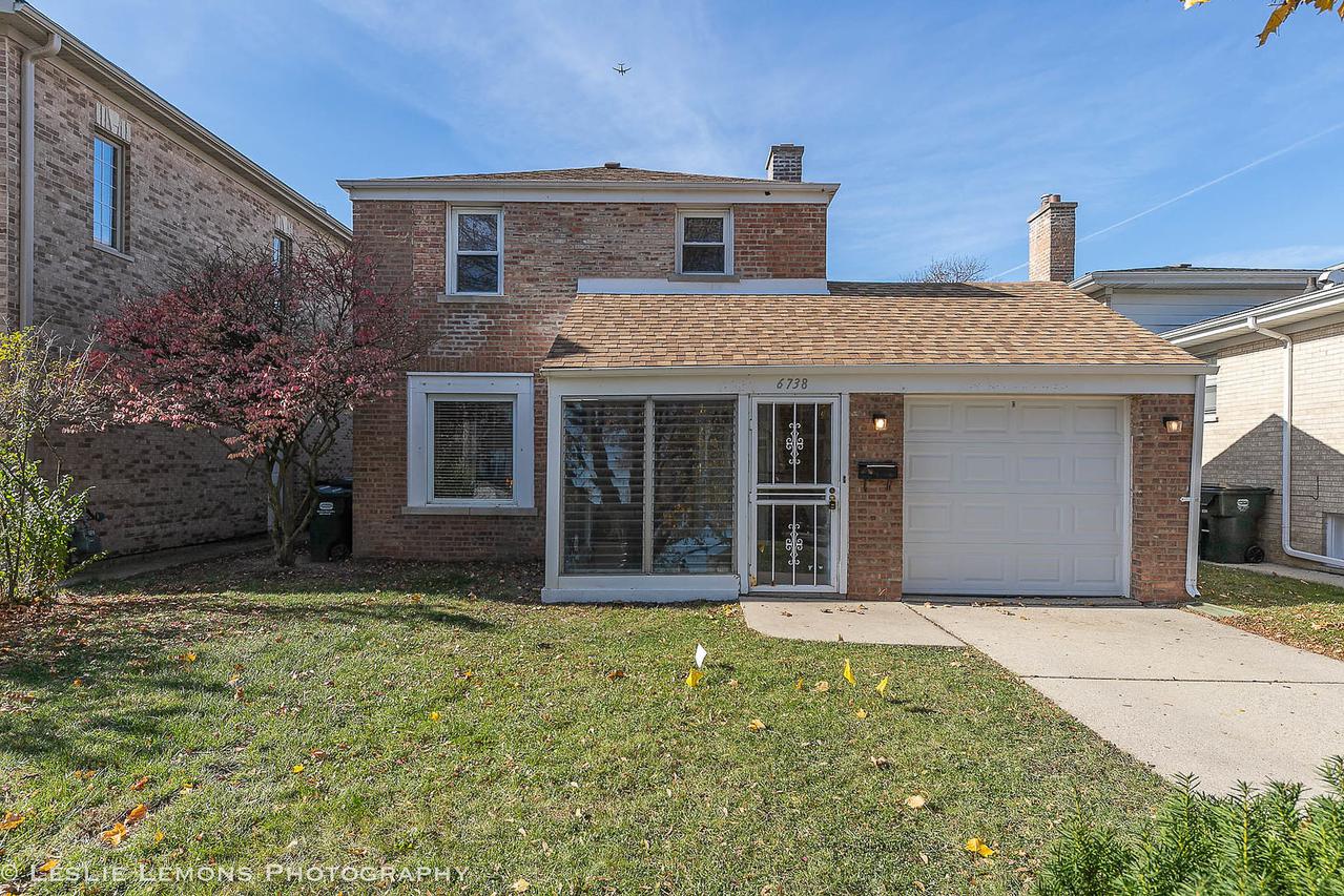 6738 N East Prairie Rd., Lincolnwood, IL 60712