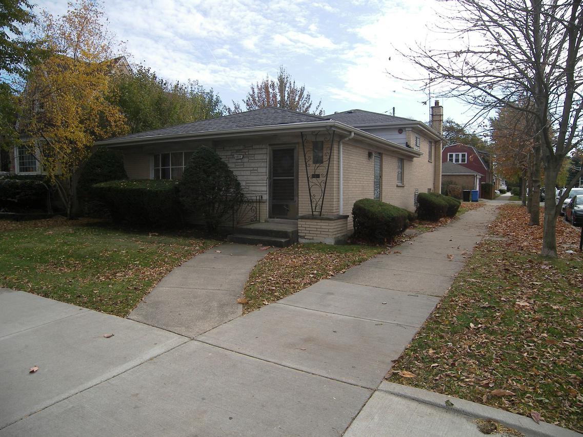 5657 W Roscoe St., Chicago, IL 60634