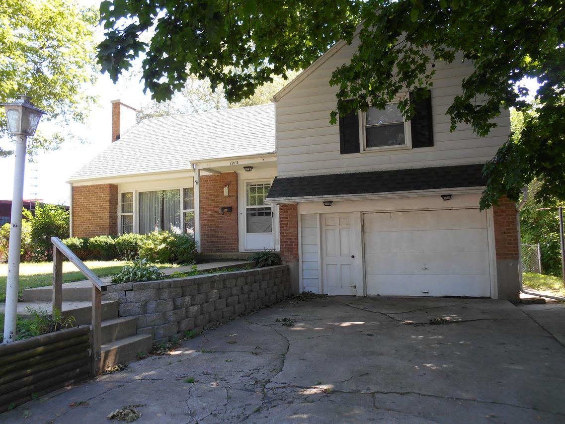 1213 S School Ave., Freeport, IL 61032