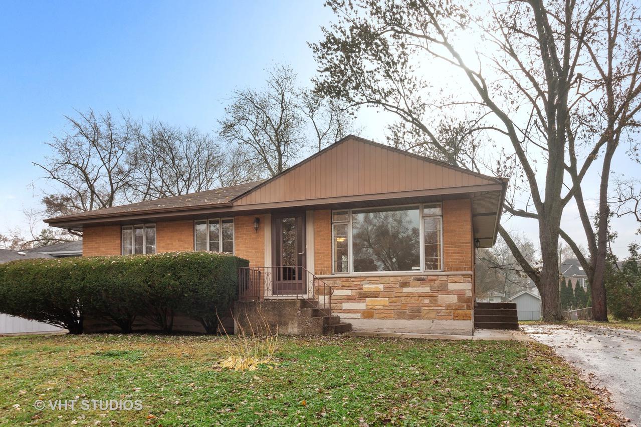 135 Iris Rd., Darien, IL 60561