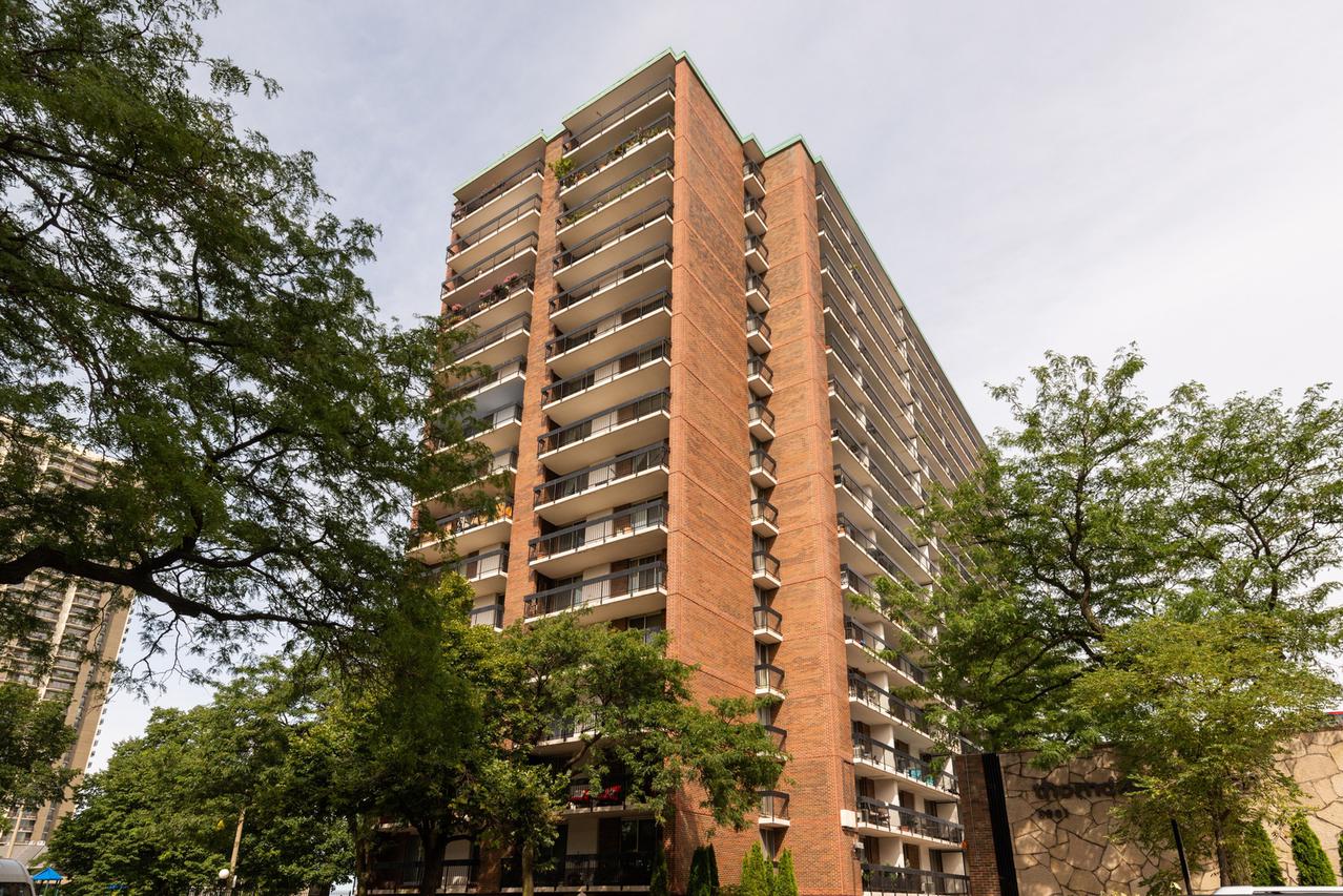 5901 N Sheridan Rd. #9J, Chicago, IL 60660