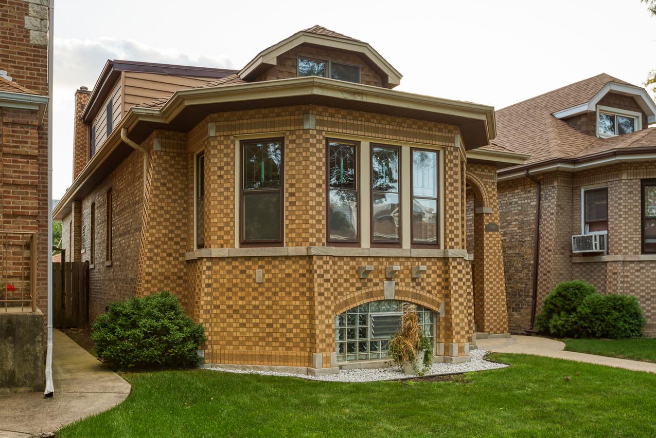 5008 N Kennison Ave., Chicago, IL 60630
