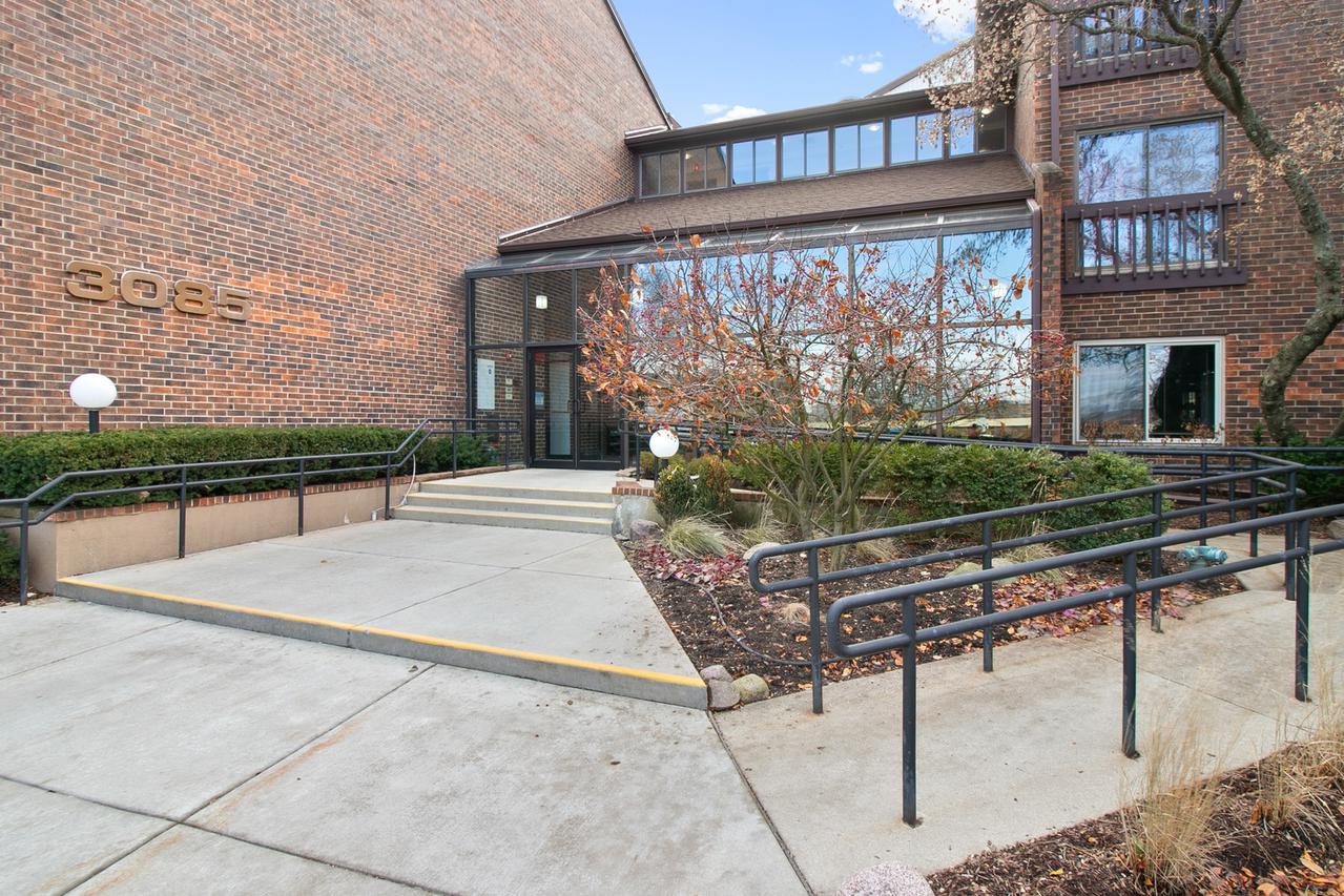 3085 Pheasant Creek Dr. #311, Northbrook, IL 60062