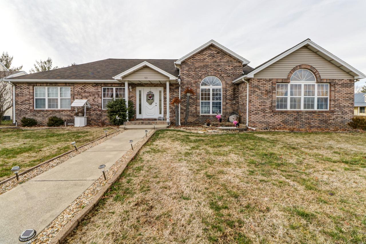 513 Laurel Dr., St. Joseph, IL 61873