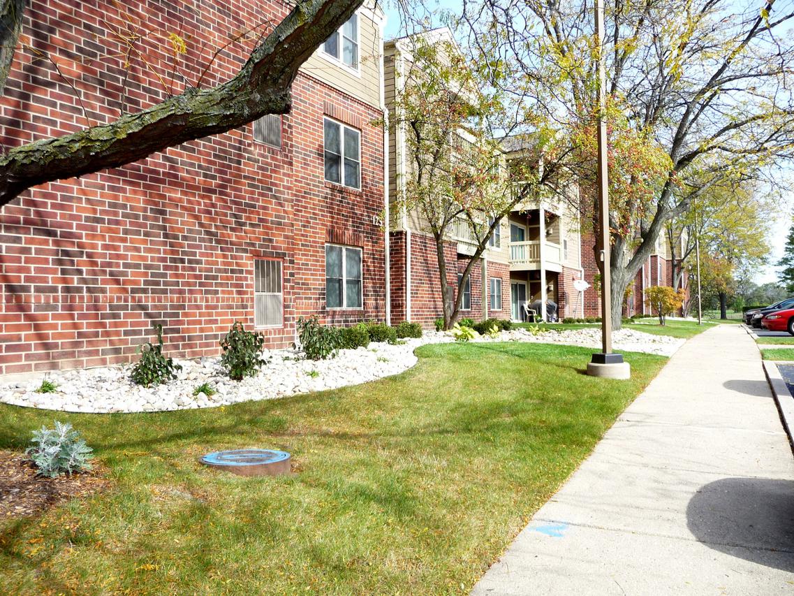 125 Glengarry Dr. #201, Bloomingdale, IL 60108