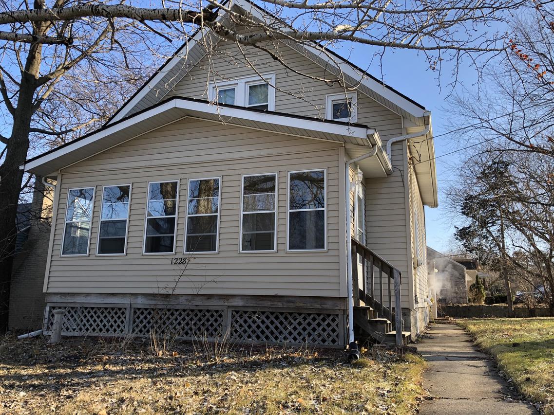 1228 28th St., Rockford, IL 61108