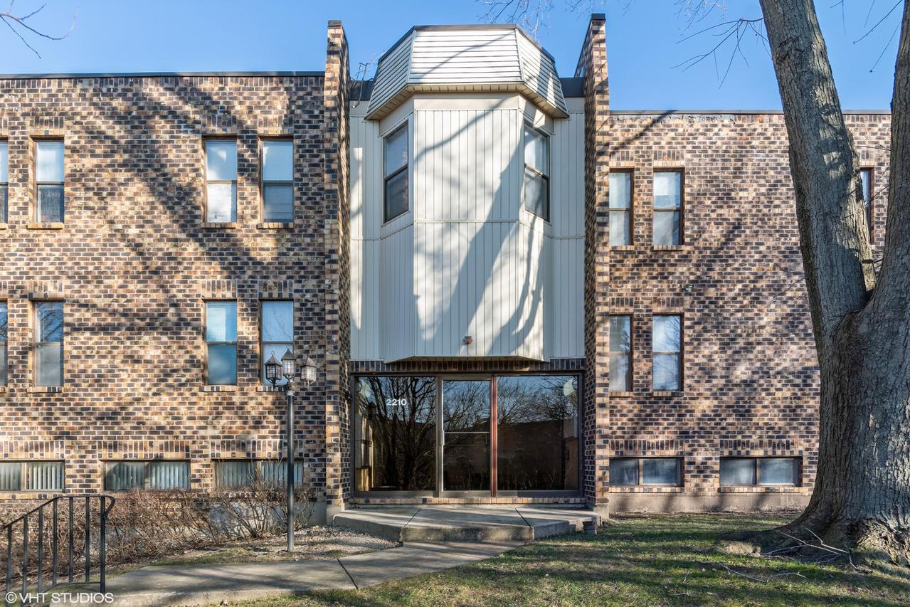 2210 Country Club Dr. #13, Woodridge, IL 60517