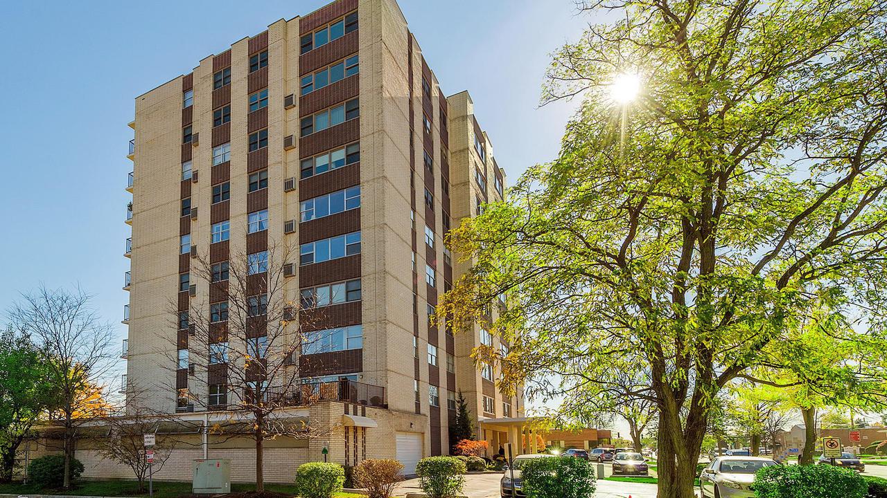 141 N La Grange Rd. #403, La Grange, IL 60525
