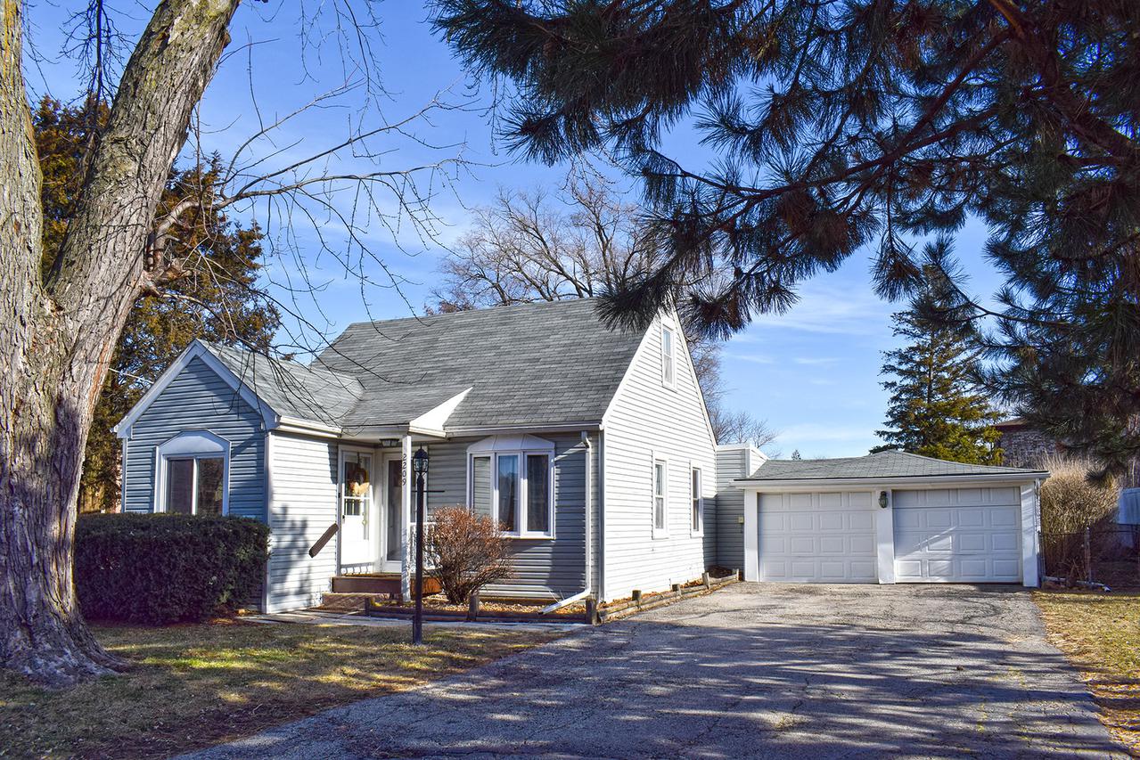 2209 Douglas Ave., Des Plaines, IL 60018