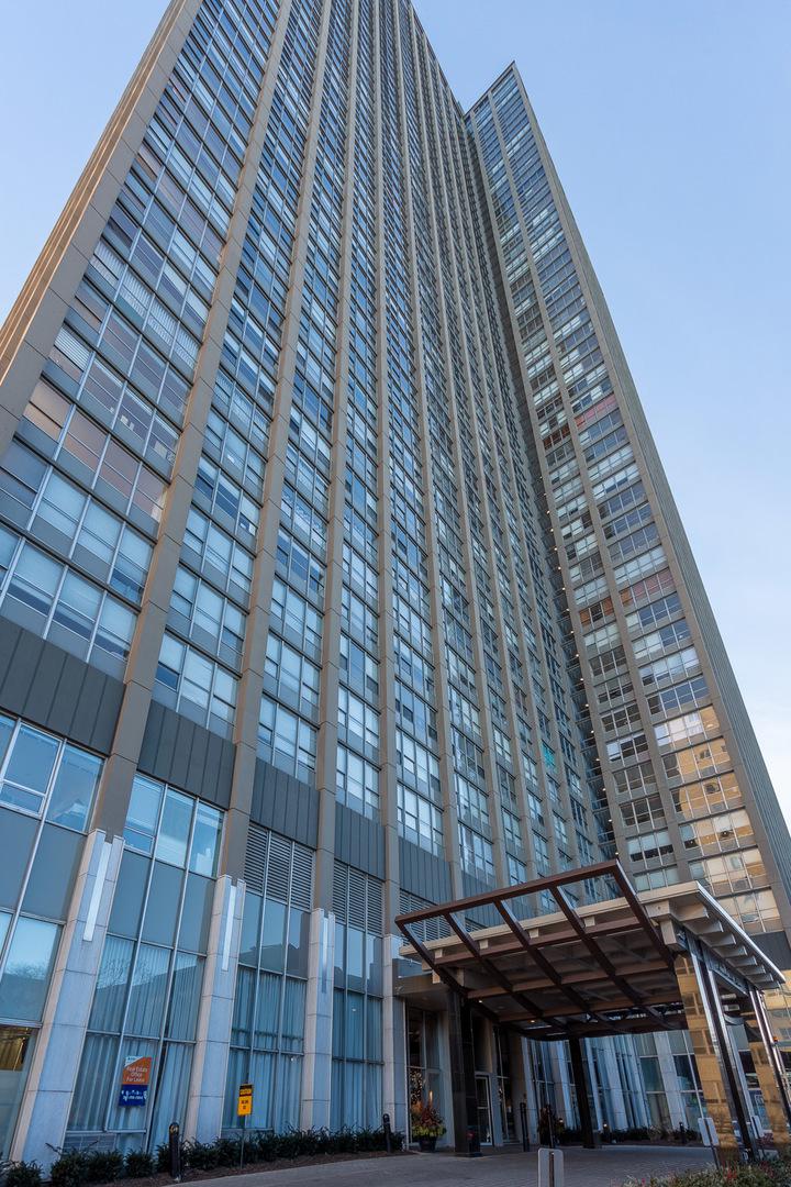 655 W Irving Park Rd. #1717, Chicago, IL 60613