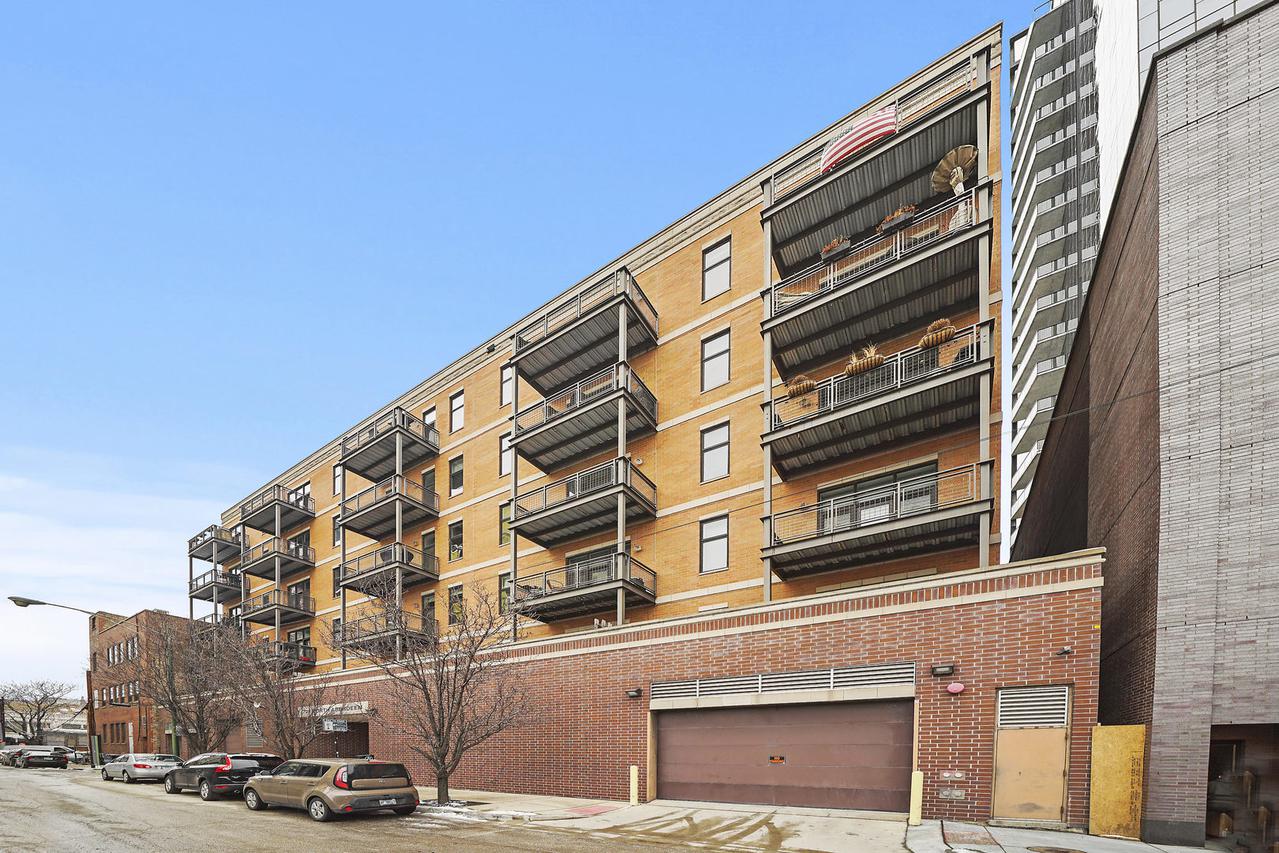 725 N Aberdeen St. #402, Chicago, IL 60642