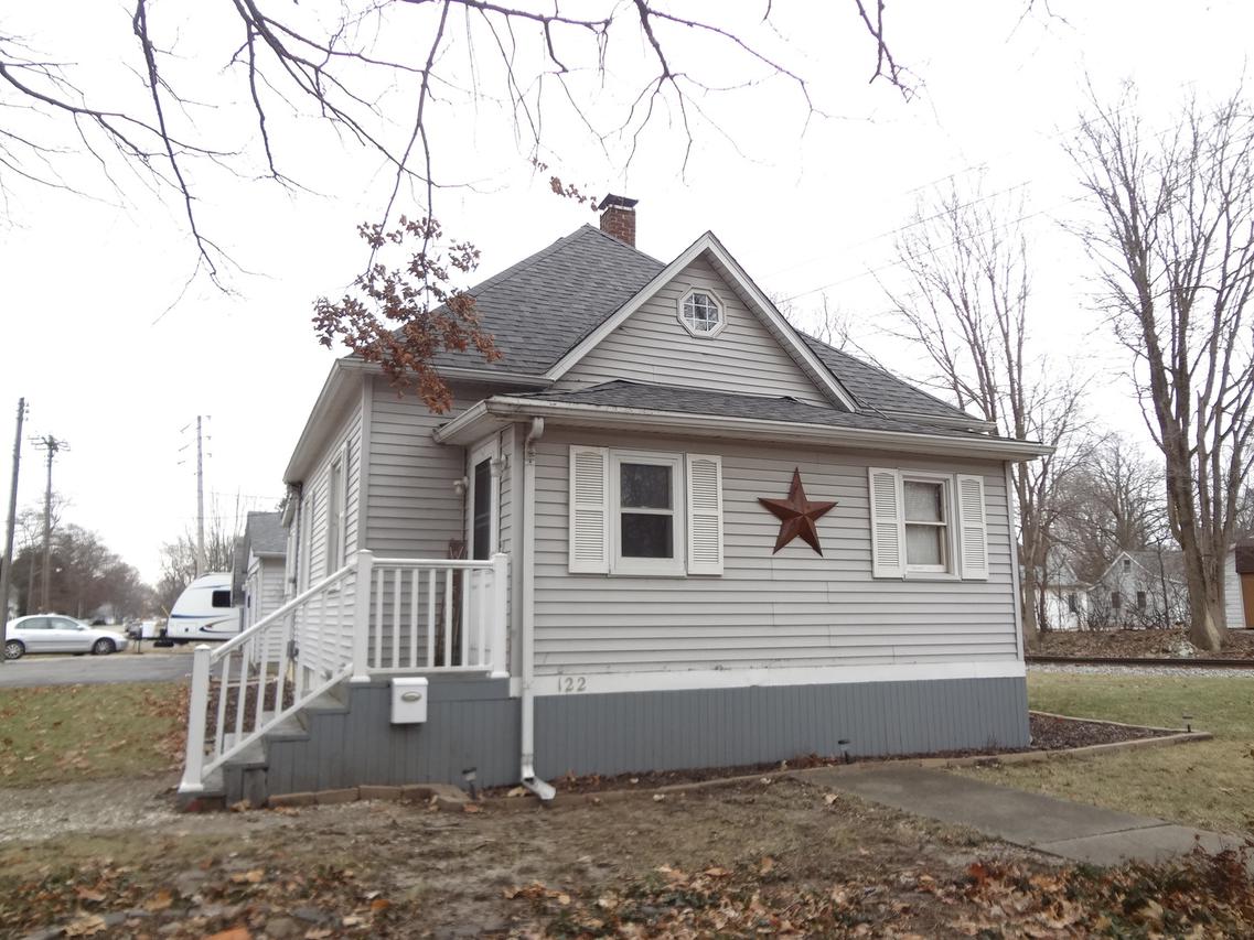 122 N Walnut St., Clinton, IL 61727