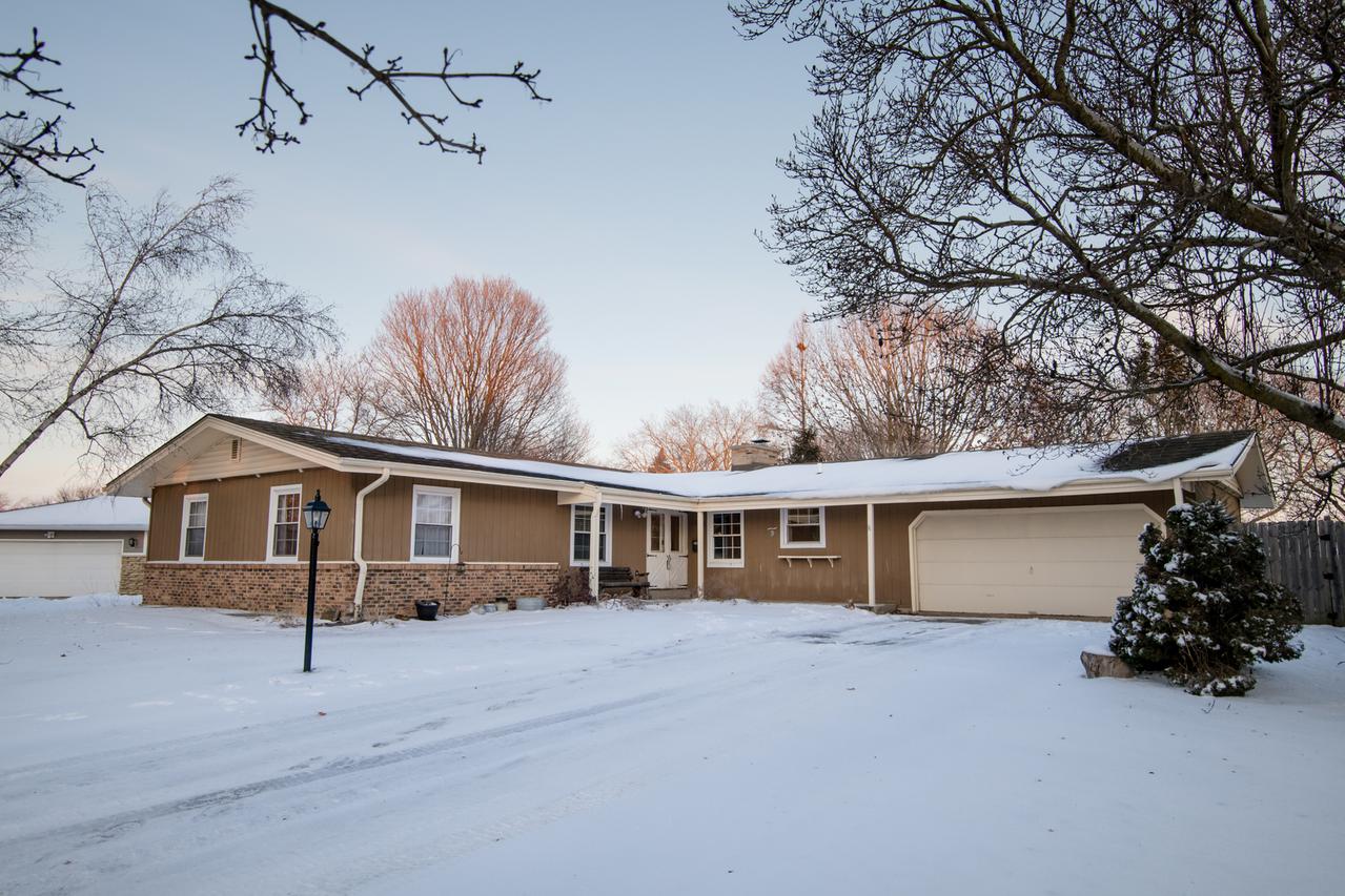 1602 Mayflower Dr., Dekalb, IL 60115