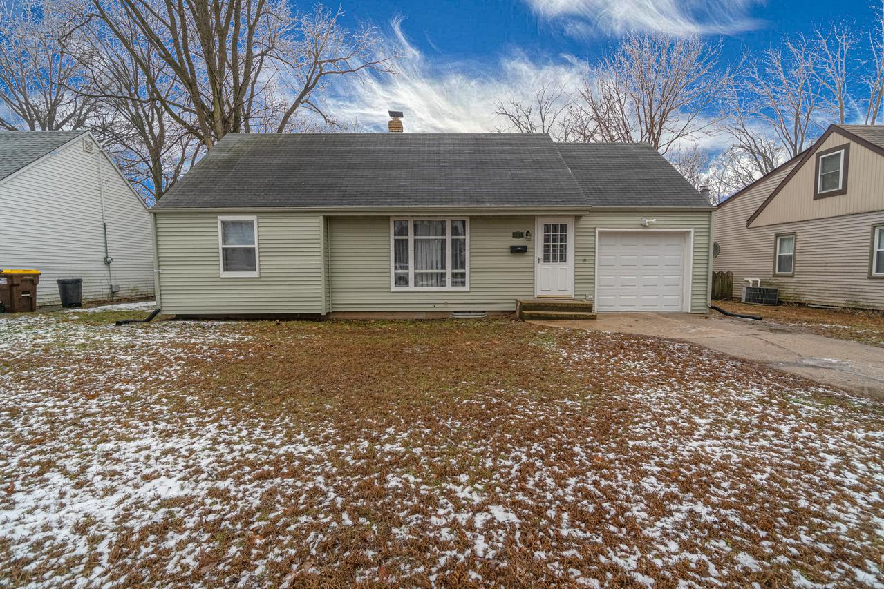 221 Burrwood Ave., Loves Park, IL 61111