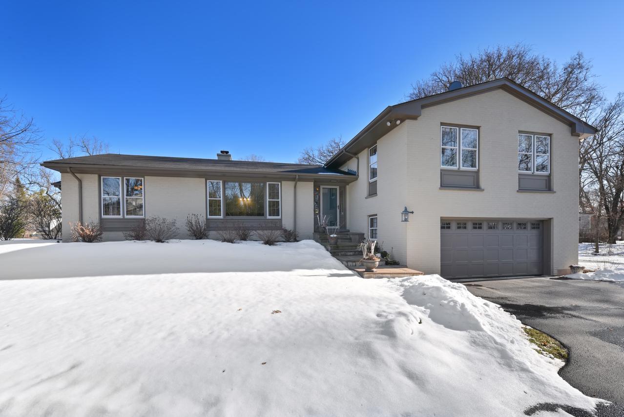 226 Crooked Ln., North Barrington, IL 60010