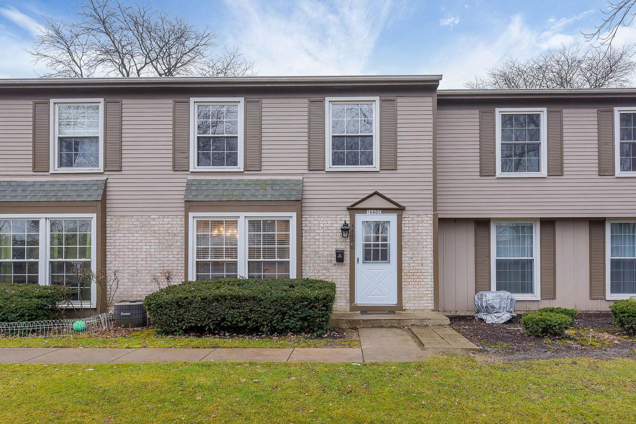 1660 Valley Forge Ct. #C, Wheaton, IL 60189