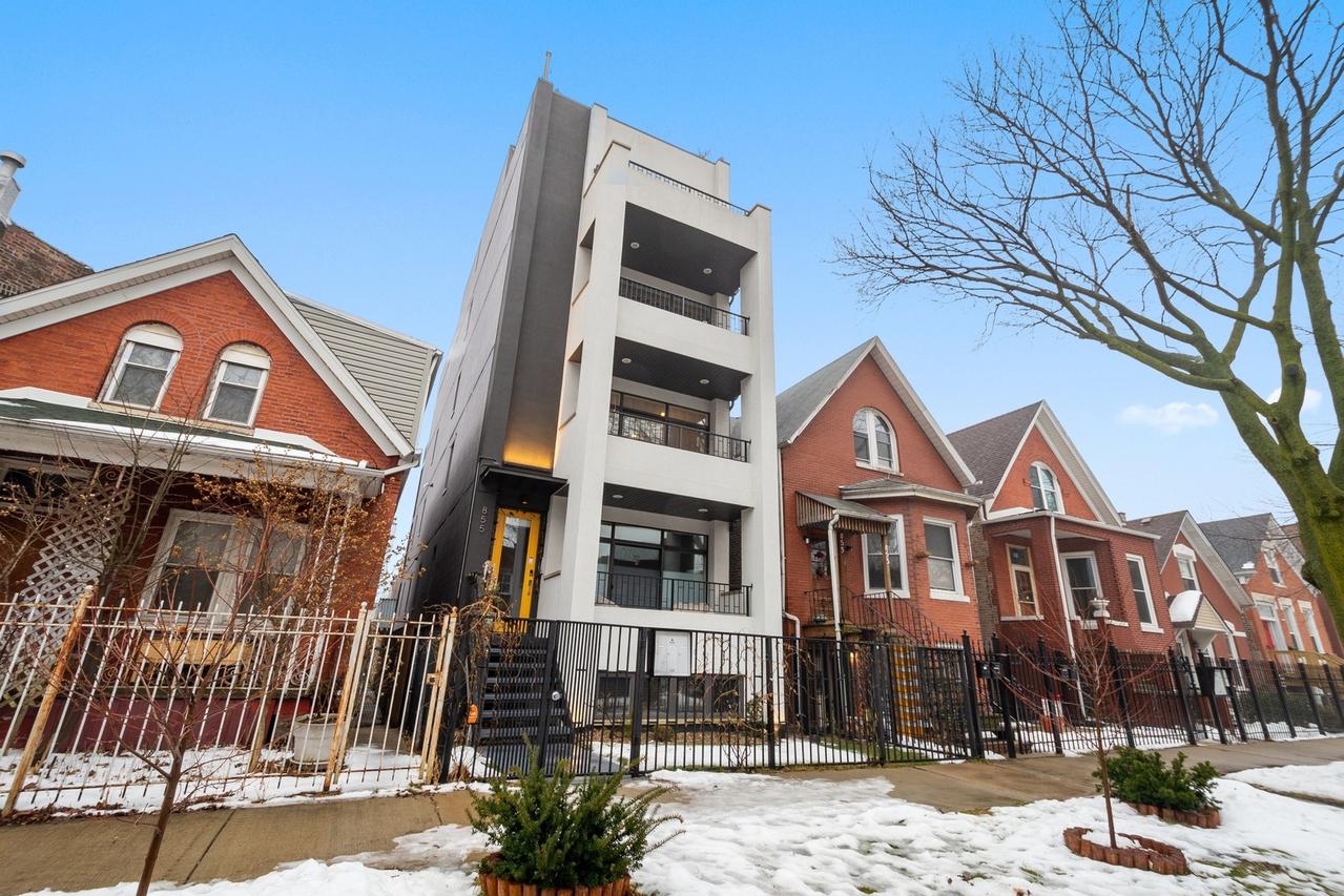 855 N Francisco Ave. #2, Chicago, IL 60622