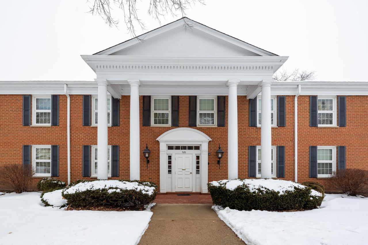 520 Devonshire Ln. #9, Crystal Lake, IL 60014
