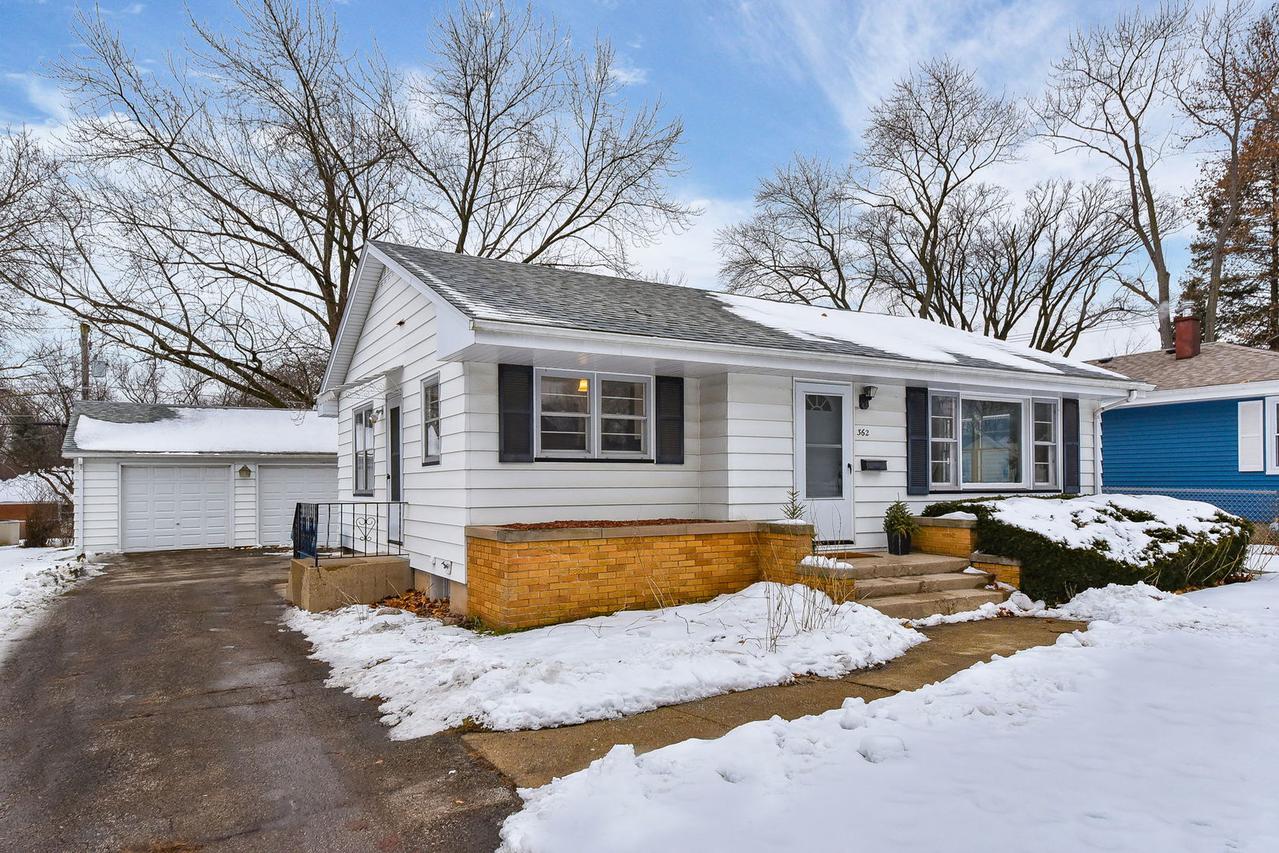 362 Manor Pl., Aurora, IL 60506