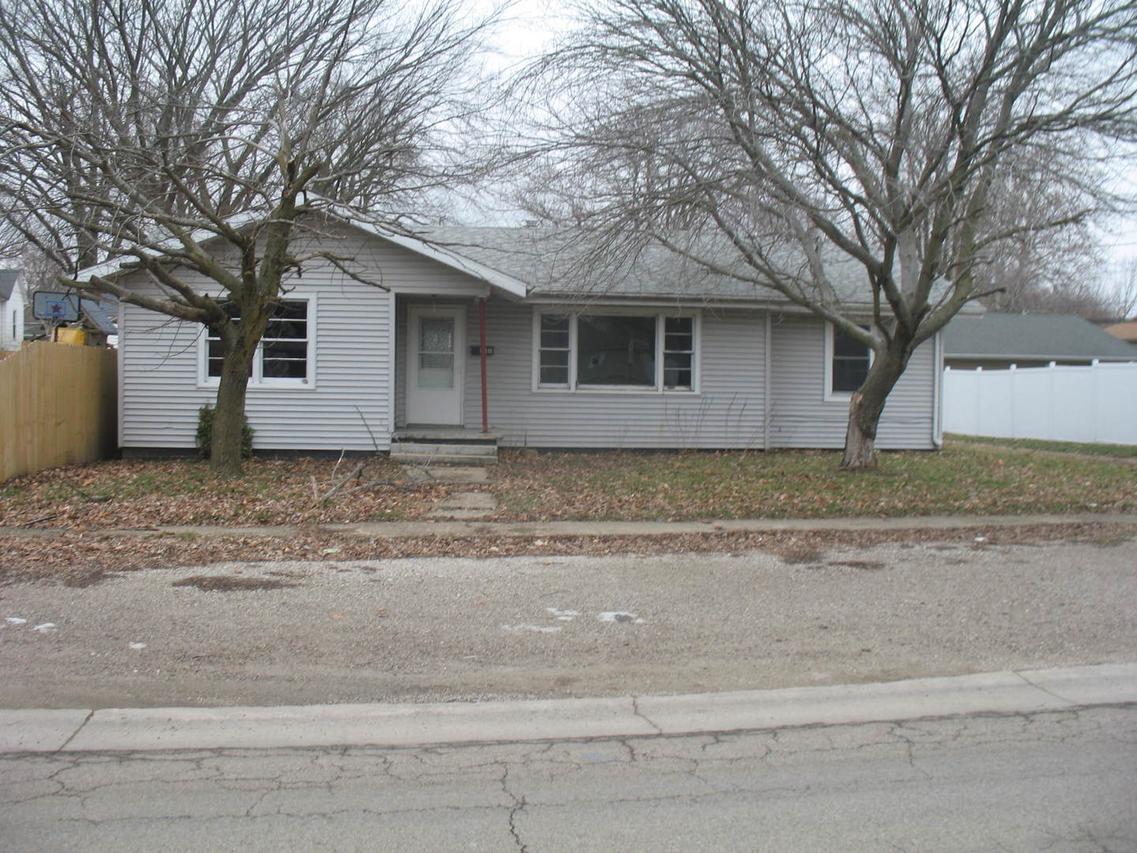 119 S Alexander St., Clinton, IL 61727